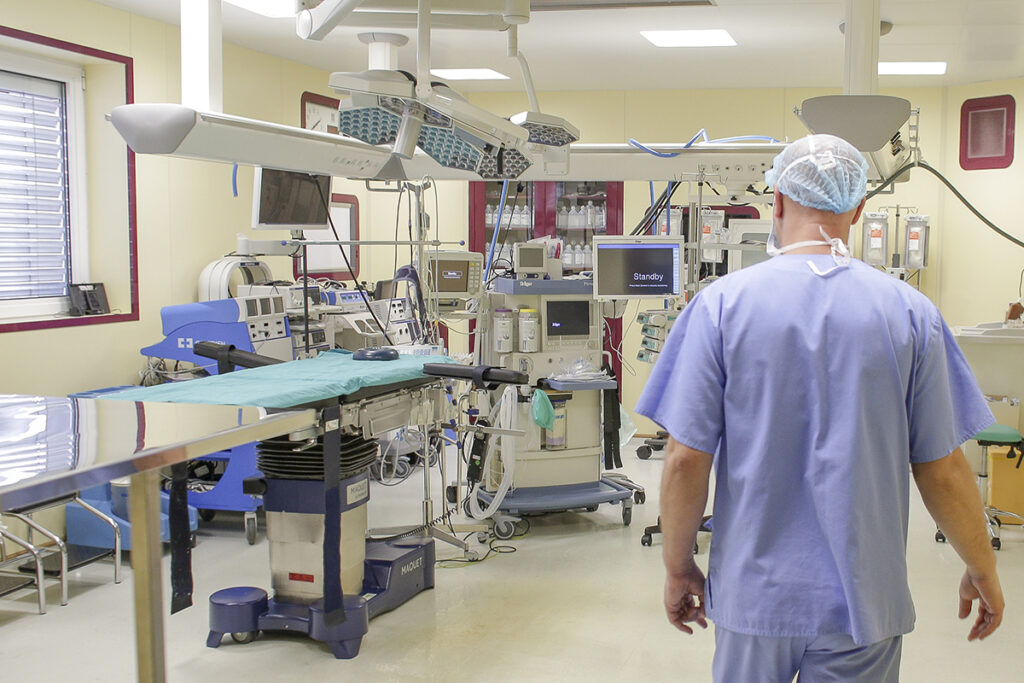 spital sala de operatie chirurgie doctor medic