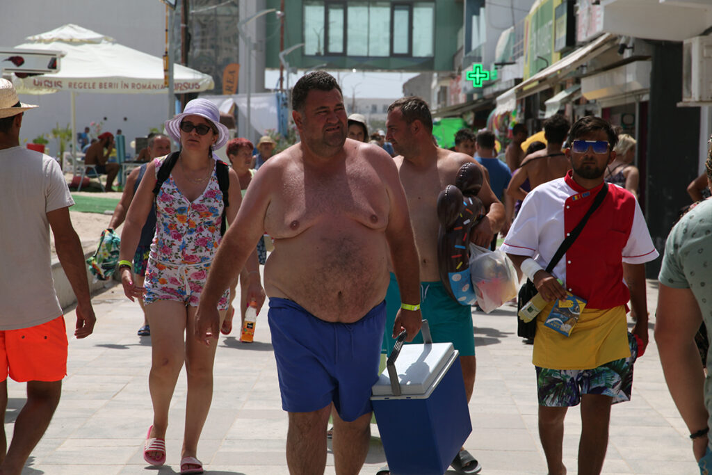 litoral, sezon estival, vara, plaja, turisti, turism, eforie, statiuni, nisip, marea neagră, sezlong, aglomeratie