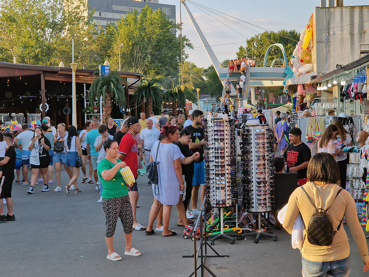 satul de vacanta constanta gratare mici tarabe turisti litoral sezon mamaia jocuri