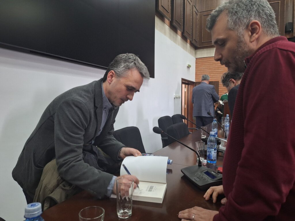 lansare carte ovidius, Regionalizarea - Mihai Chiper semnează autograf