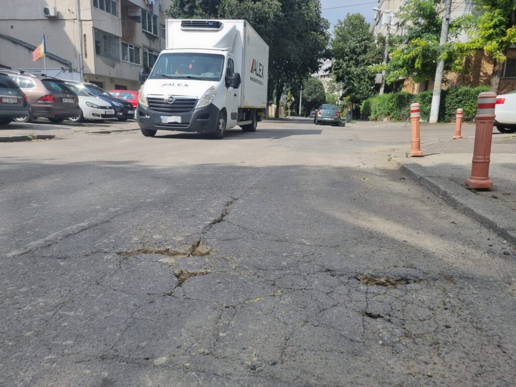 strazi constanta, strada, gropi, drum, masini, trafic, coada